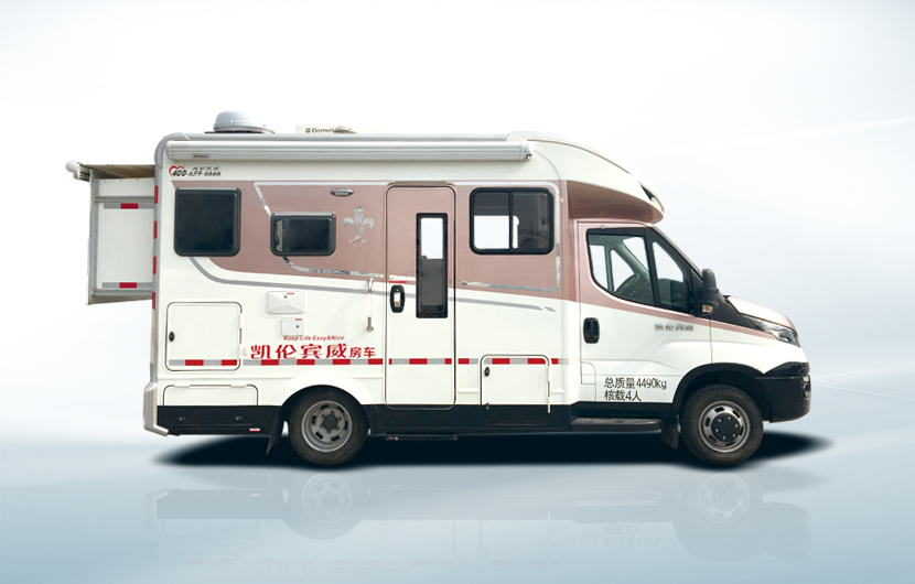 進口依維柯小頂房車 三床六座可拓展空間與太陽能發電的完美融合